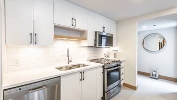 Deluxe Apartment | Private kitchen | Full-sized fridge, microwave, oven, stovetop