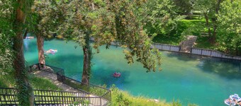 COMAL RIVERFRONT! Tegenover Schlitterbahn! Loop naar het centrum van New Braunfels!