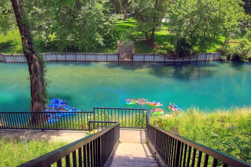 COMAL RIVERFRONT! Across from Schlitterbahn! Walk to Downtown New Braunfels!