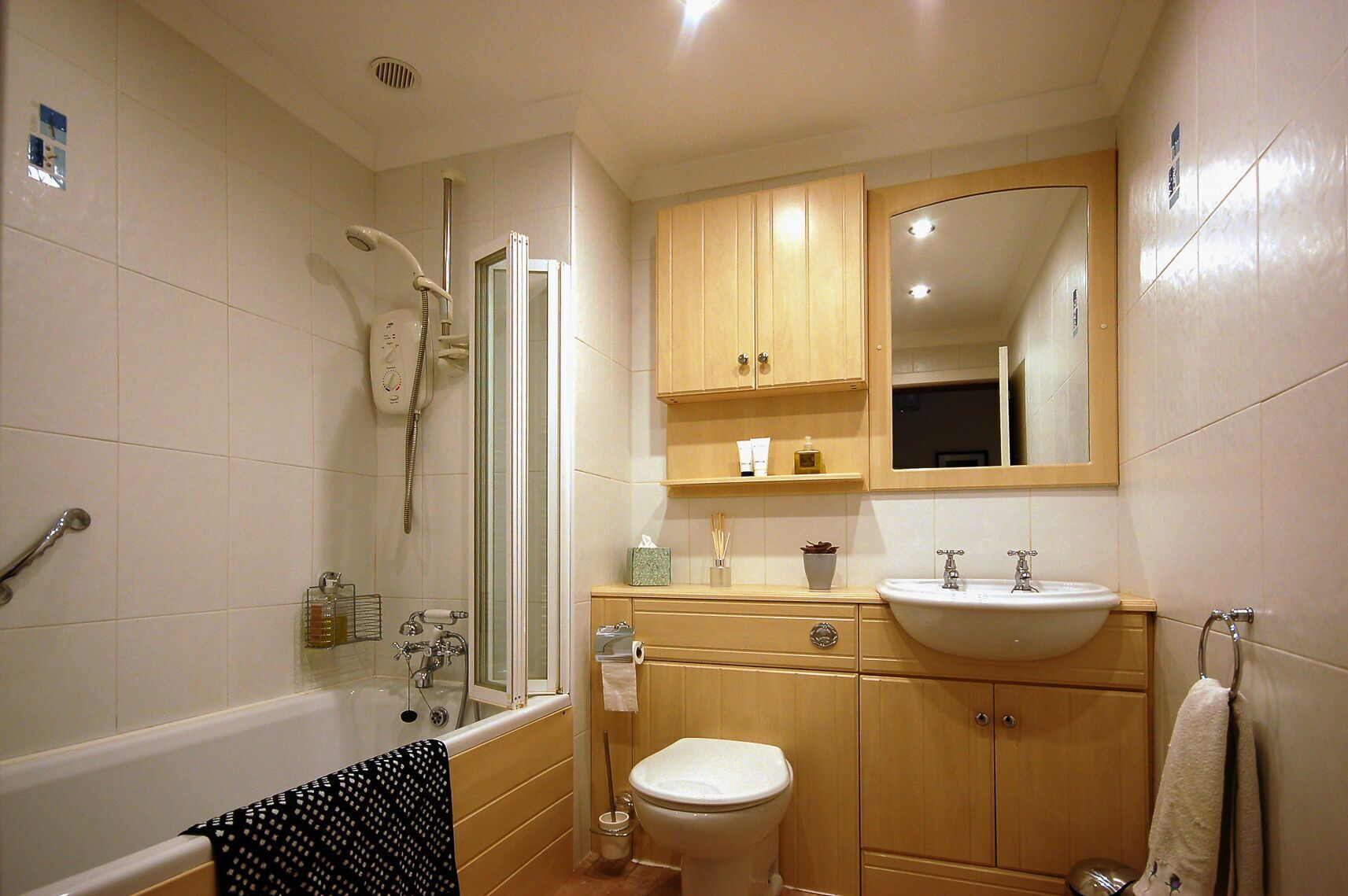 Apartment, 2 Bedrooms | Bathroom | Towels
