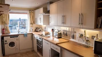 Apartment, 2 Bedrooms | Private kitchen | Electric kettle