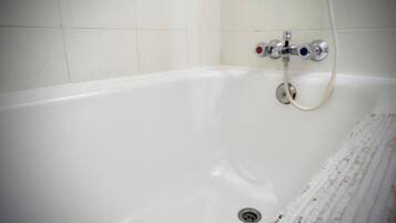 Tradisjonelt dobbeltrom | Bad | Kombinert dusj/badekar, designertoalettartikler, hårføner og håndklær