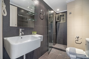 Biệt thự dành cho gia đình, 2 phòng ngủ, hồ bơi riêng | Phòng tắm | Buồng tắm vòi sen, máy sấy tóc, khăn tắm