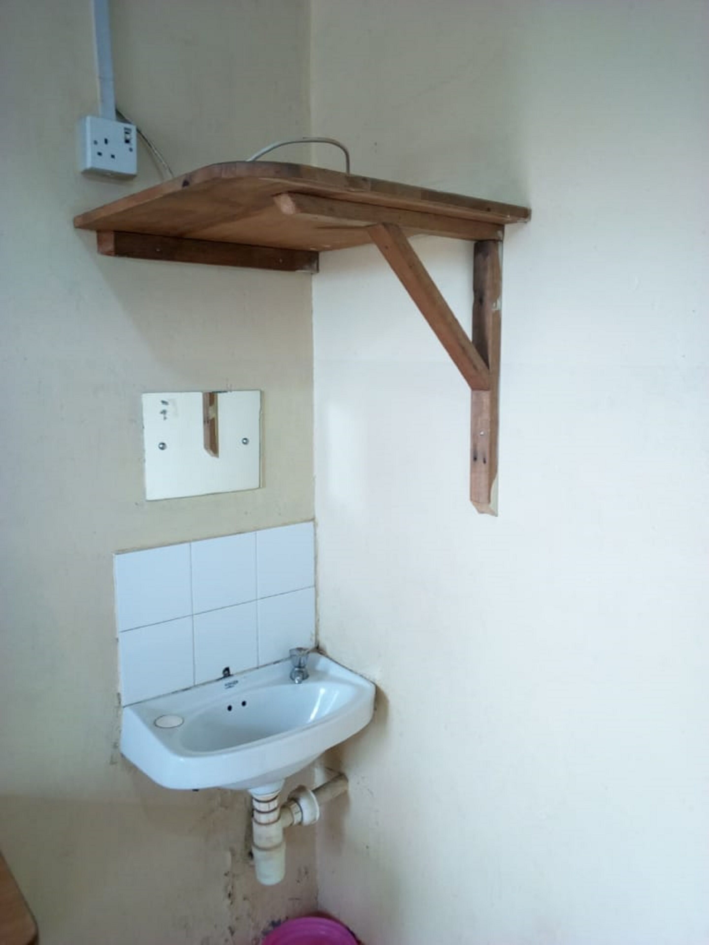 Shower, pancuran hujan, sandal, dan handuk