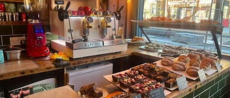 Desayuno inglés diario (GBP 15 por persona)