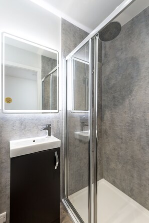 Buồng tắm vòi sen, đồ dùng nhà tắm miễn phí, khăn tắm, xà phòng