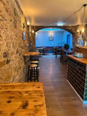 Sarapan Ala Inggris setiap hari (GBP 15 per orang)