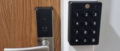 Una puerta moderna con teclado numérico y manija metálica.