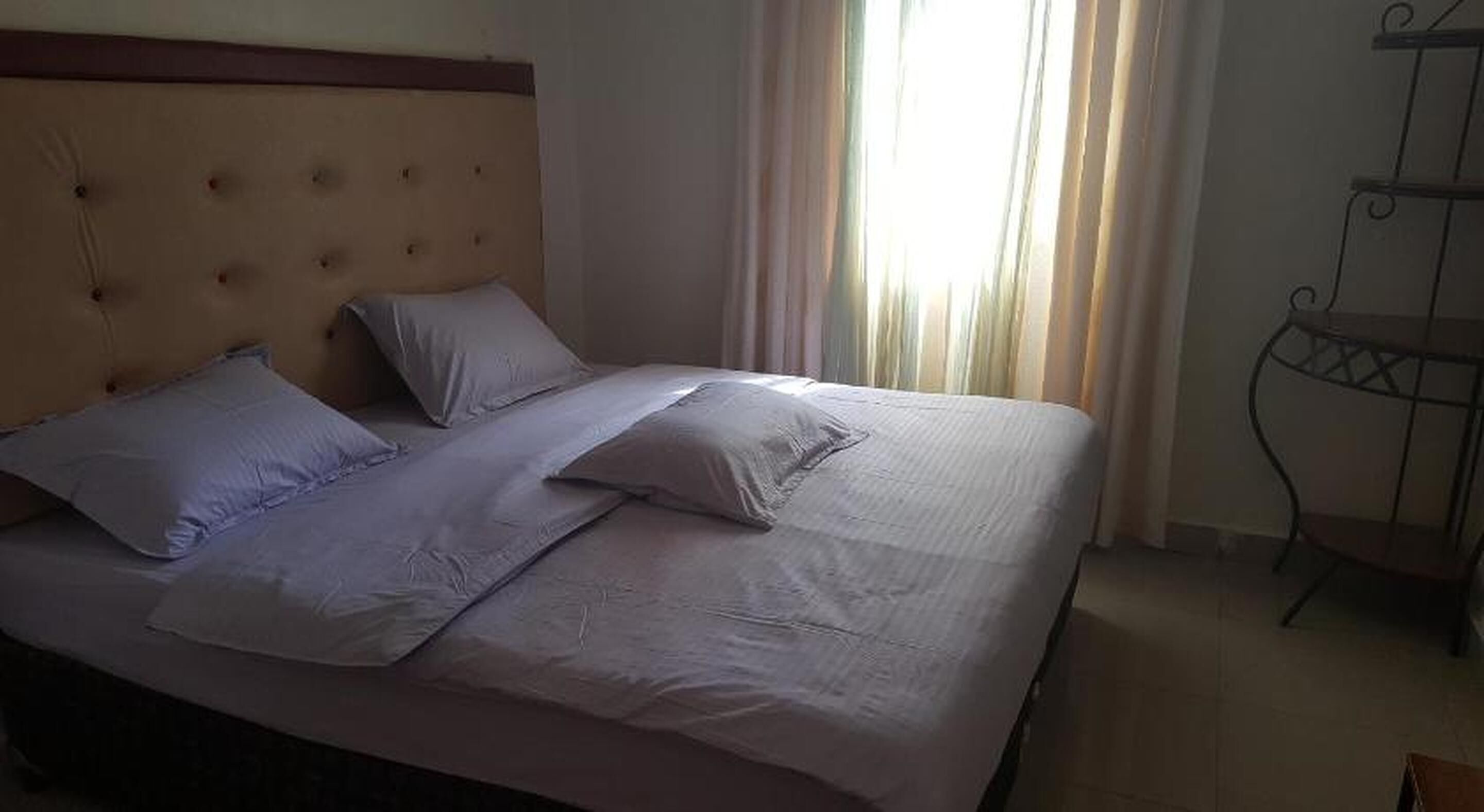 Tweepersoonskamer, uitzicht op meer | 2 slaapkamers, een bureau, gratis wifi, beddengoed