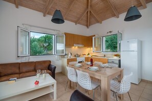 Familjebungalow - 2 sovrum - havsutsikt | Vardagsrum | 28-tums platt-tv med satellitkanaler och tv