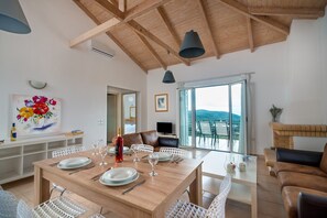 家庭洋房, 2 間臥室, 海景 | 客廳 | 28-吋平面電視、衛星頻道、電視