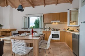 Family Bungalow, 2 Bedrooms, Sea View | Dining room