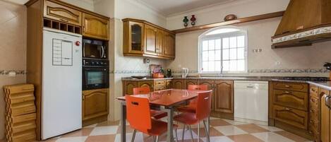 Réfrigérateur, four à micro-ondes, un four, surface de cuisson