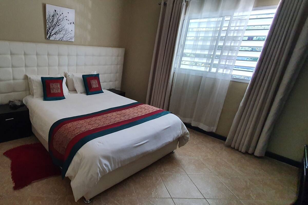 Basic Duplex | Soundproofing, iron/ironing board, free WiFi, bed sheets