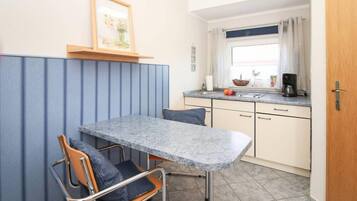 Apartemen, 1 kamar tidur (Huuske twee) | Dapur pribadi | Lemari es, microwave, oven, dan kompor
