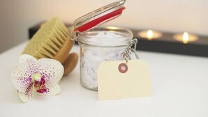 A jar with a metal lid, a wooden brush, and a tag. - Hotel Drei Kronen (Lippstadt)