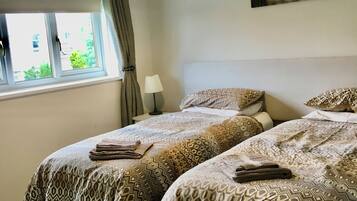 2 bedrooms, Egyptian cotton sheets, iron/ironing board, WiFi