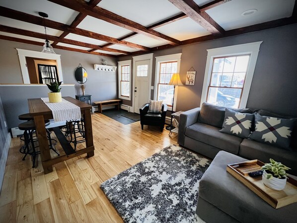 TV connectée, cheminée, jeux vidéo, livres