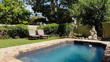 Kolam renang outdoor musiman