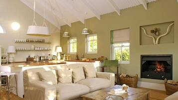 Rumah Klasik, balkon (The Map Room) | Area keluarga | Televisi layar datar 32-inci dengan saluran TV satelit, TV, dan perapian