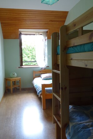 3 habitaciones, tabla de planchar con plancha, wifi y ropa de cama 