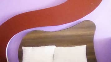 Escritorio, wifi gratis y ropa de cama