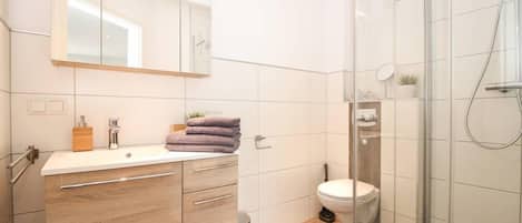 Apartamento | Baño | Ducha, cabezal de ducha tipo lluvia, toallas y jabón