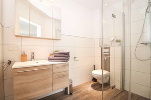 Apartment | Badezimmer | Dusche, Regendusche, HandtĂŒcher, Seife