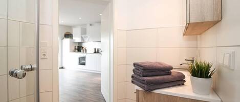 Apartment | Badezimmer | Dusche, Regendusche, Handtücher, Seife