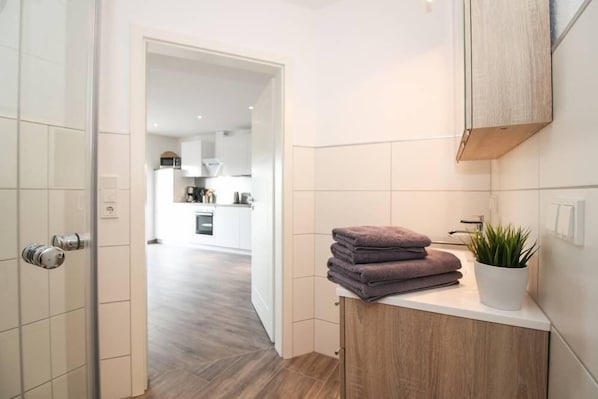 Apartment | Badezimmer | Dusche, Regendusche, HandtĂŒcher, Seife