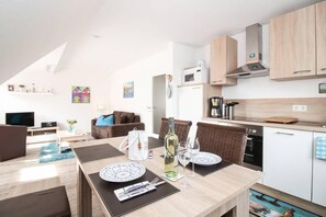 Apartment, 1 Bedroom | Private kitchen | Fridge, oven, stovetop, dishwasher - Apartments Krabbenweg (Krummhoern)