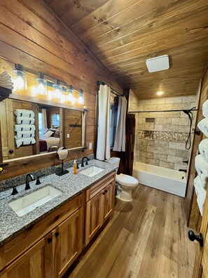Ensemble douche/baignoire, sèche-cheveux, serviettes fournies, savon