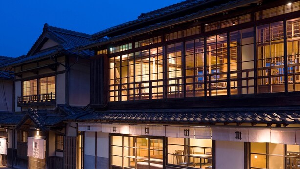 Un edificio japonés tradicional con varias ventanas y un porche cubierto.