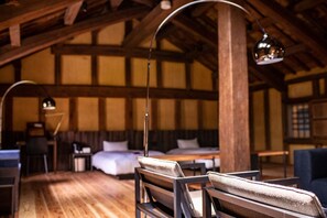 Traditional Room, Non Smoking (MUNE 501, 89 sqm) | Premium bedding, down comforters, individually decorated