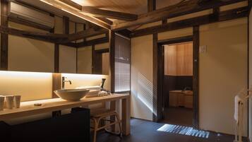 Premier Twin Room, Non Smoking (ATU 602, 121 sqm) | Bathroom | Combined shower/tub, free toiletries, hair dryer, slippers