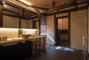 Premier Twin Room, Non Smoking (ATU 602, 121 sqm) | Bathroom | Combined shower/tub, free toiletries, hair dryer, slippers