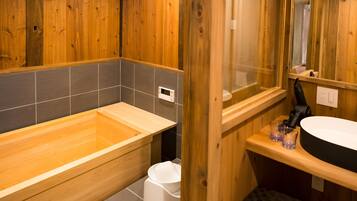 Combined shower/bathtub, free toiletries, hair dryer, slippers