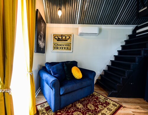 Queens Hotel- a cozy studio cottage in the country. Pool and hot tub. 