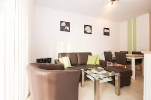 Apartment, 2 Bedrooms | Living area