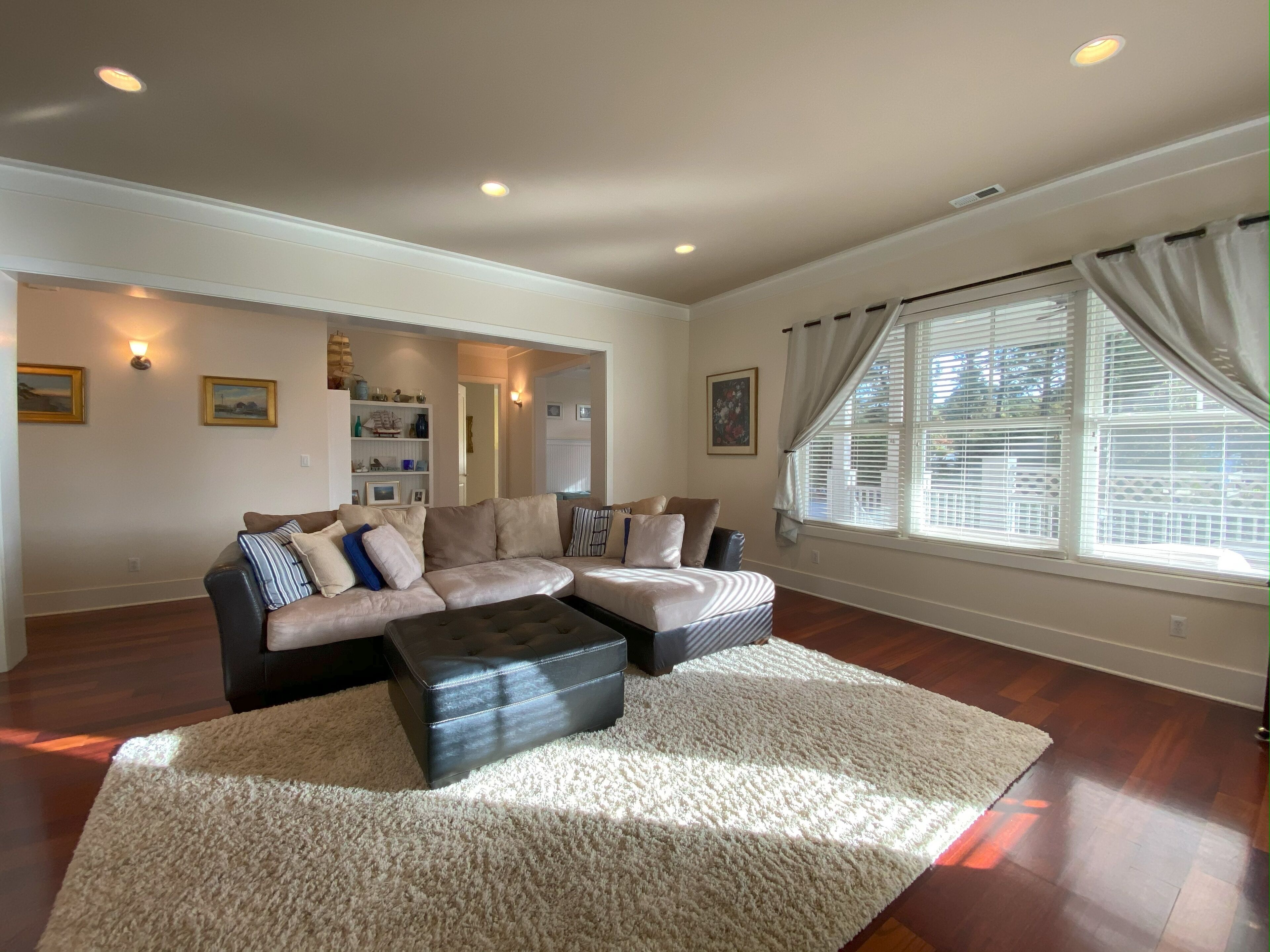 Smart-TV, bøker, musikkbibliotek og stereoanlegg