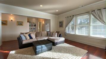 Smart-TV, bøker, musikkbibliotek og stereoanlegg