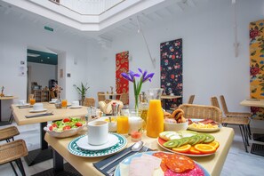 Desayuno buffet los fines de semana (EUR 10.5 por persona) 