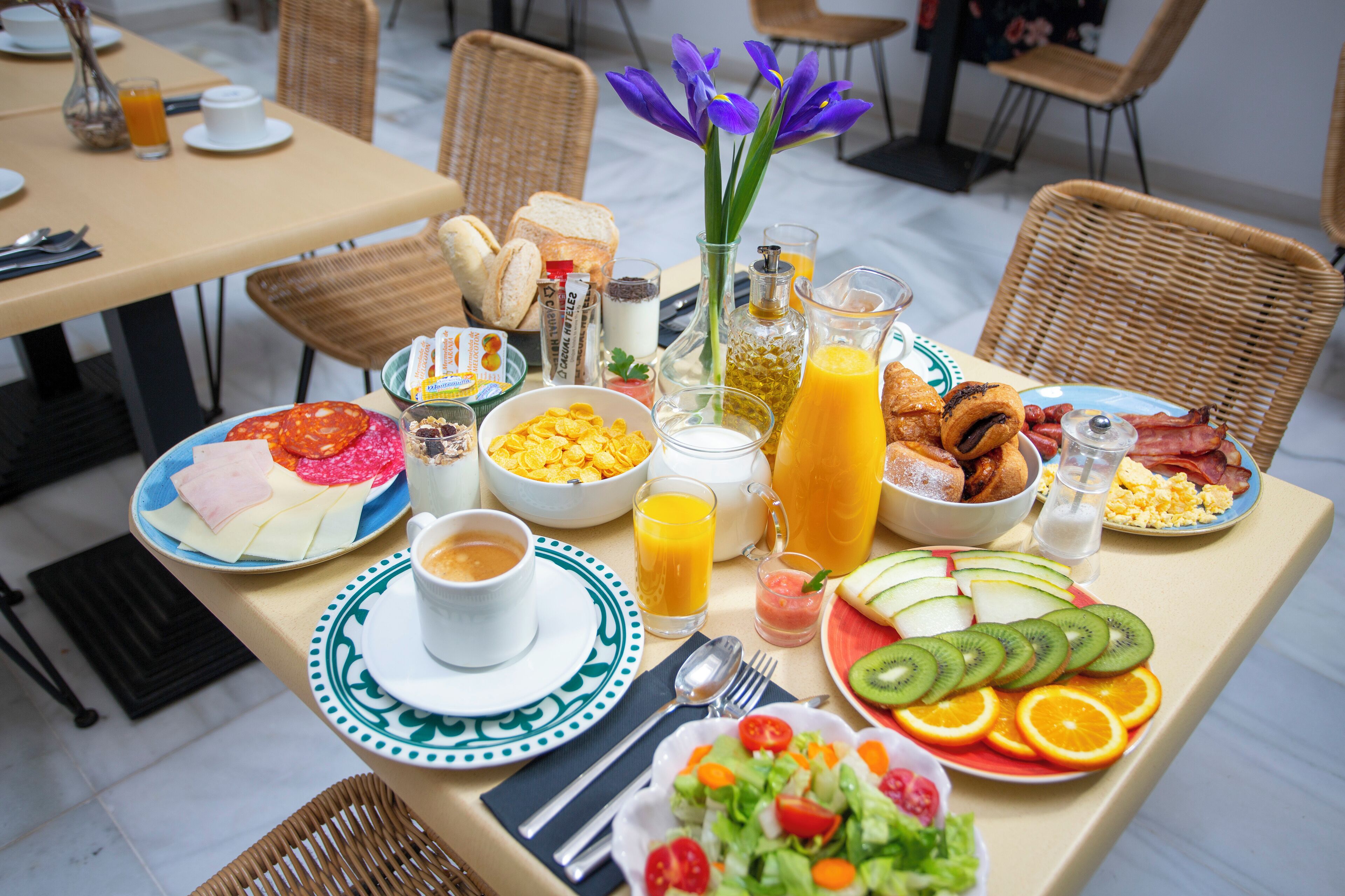 Petit déjeuner buffet servi les week-ends (10.5 EUR par personne)