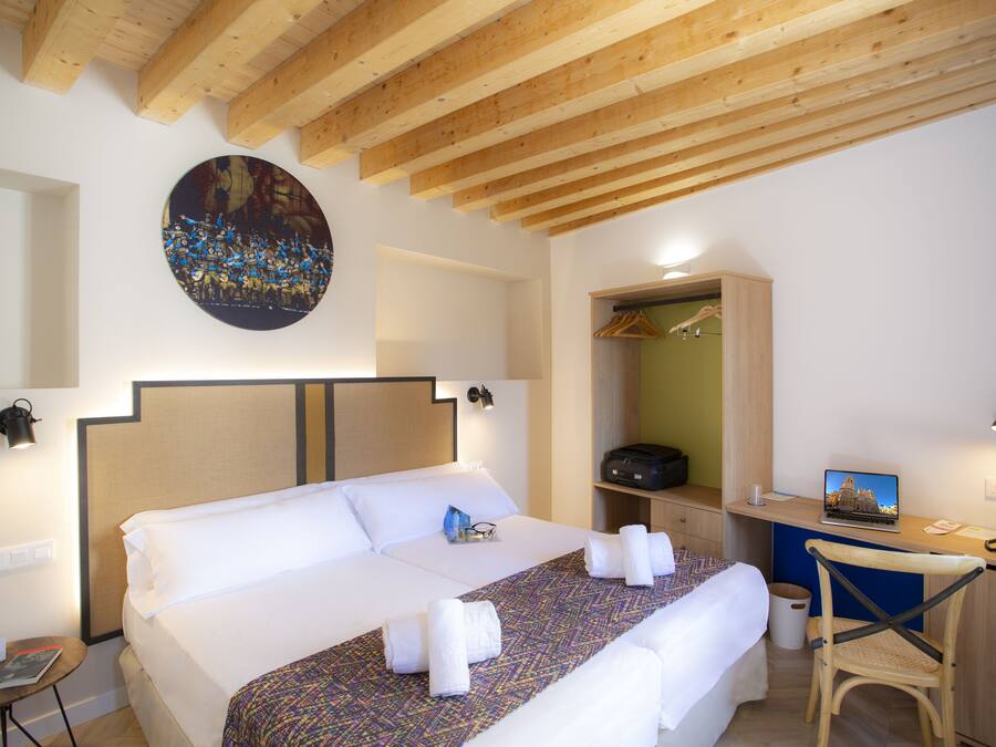 Habitación doble, 2 camas individuales | Escritorio, espacio para trabajar con un portátil, cortinas opacas