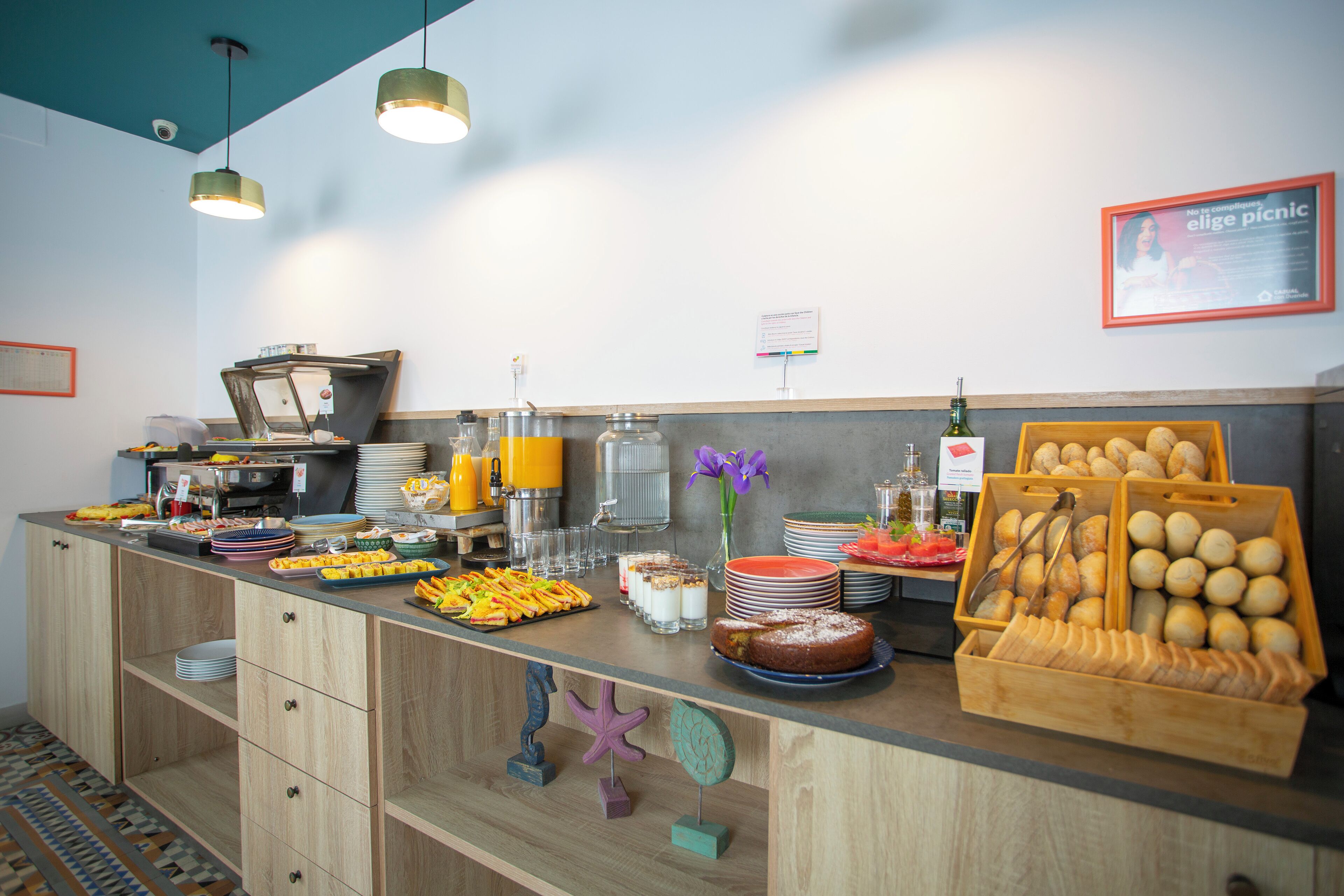 Un comptoir de buffet proposant divers plats et un meuble en bois doté de tiroirs.