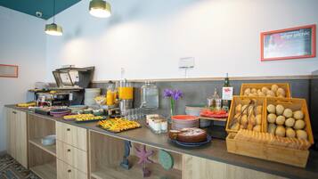 Un comptoir de buffet proposant divers plats et un meuble en bois doté de tiroirs.