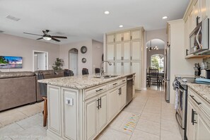 Casa (5 Bedrooms) | Cocina privada | Refrigerador, microondas, parrilla de estufa y lavavajillas 