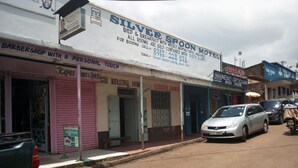 A Silver Spoon Motel with a signboard advertising bed & breakfast, self-contained rooms, and weekly rates. - Silver Spoon Motel (Kerugoya)