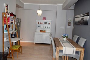 Un four, surface de cuisson, vaisselle et ustensiles
