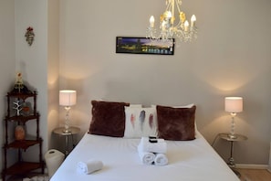 1 bedroom, bed sheets - Beautiful Apartment in The Piazza With Pool and Gym (Cape Town)